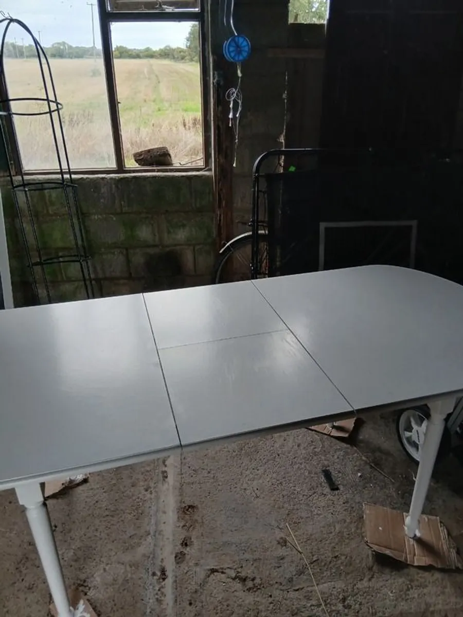 High end extendable pine dining table 6-8 person.. - Image 2