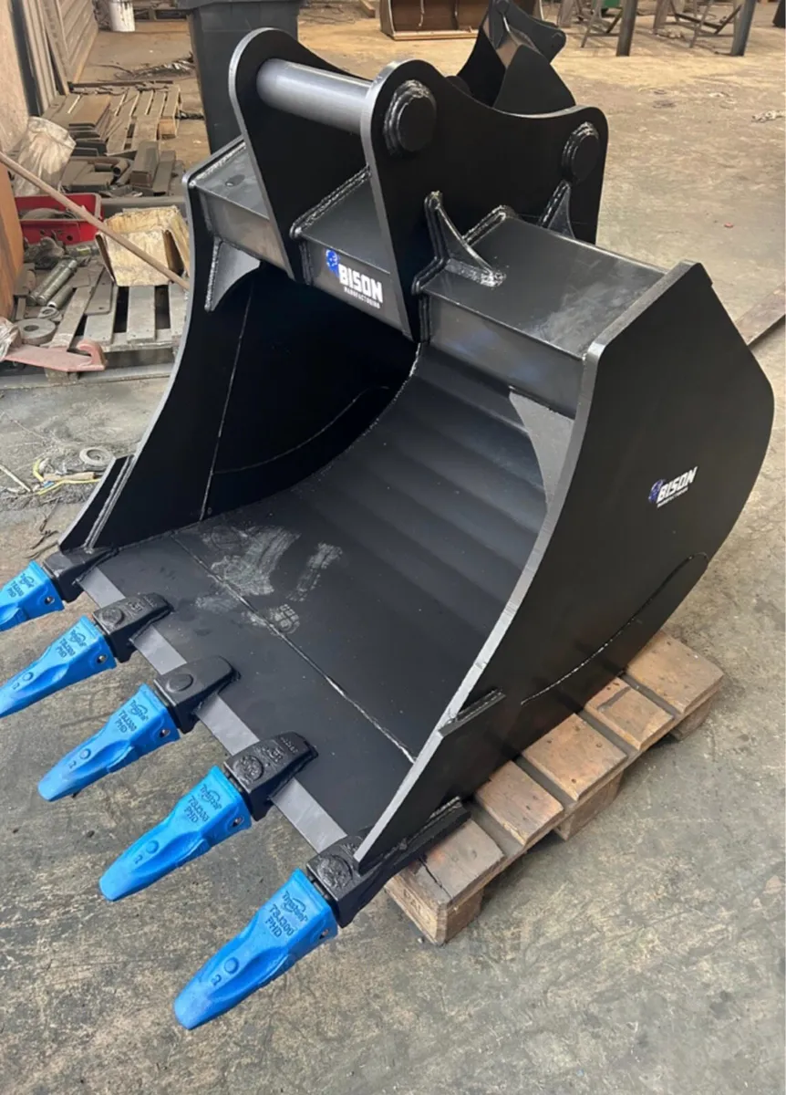 Buckets and attachments - Image 1