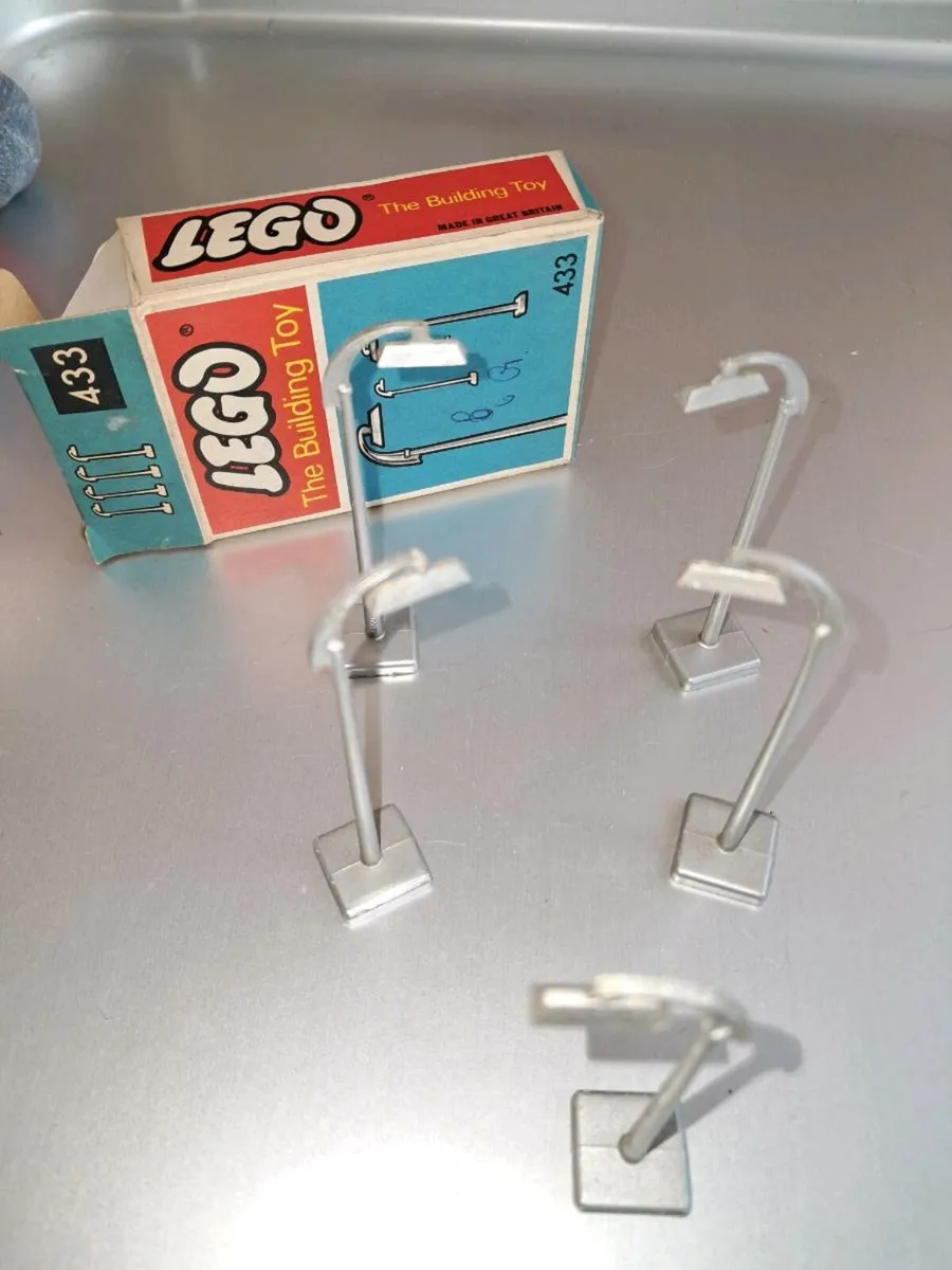Lego Vintage 444: Six Street Lamps, Curved Tops. N - Image 1