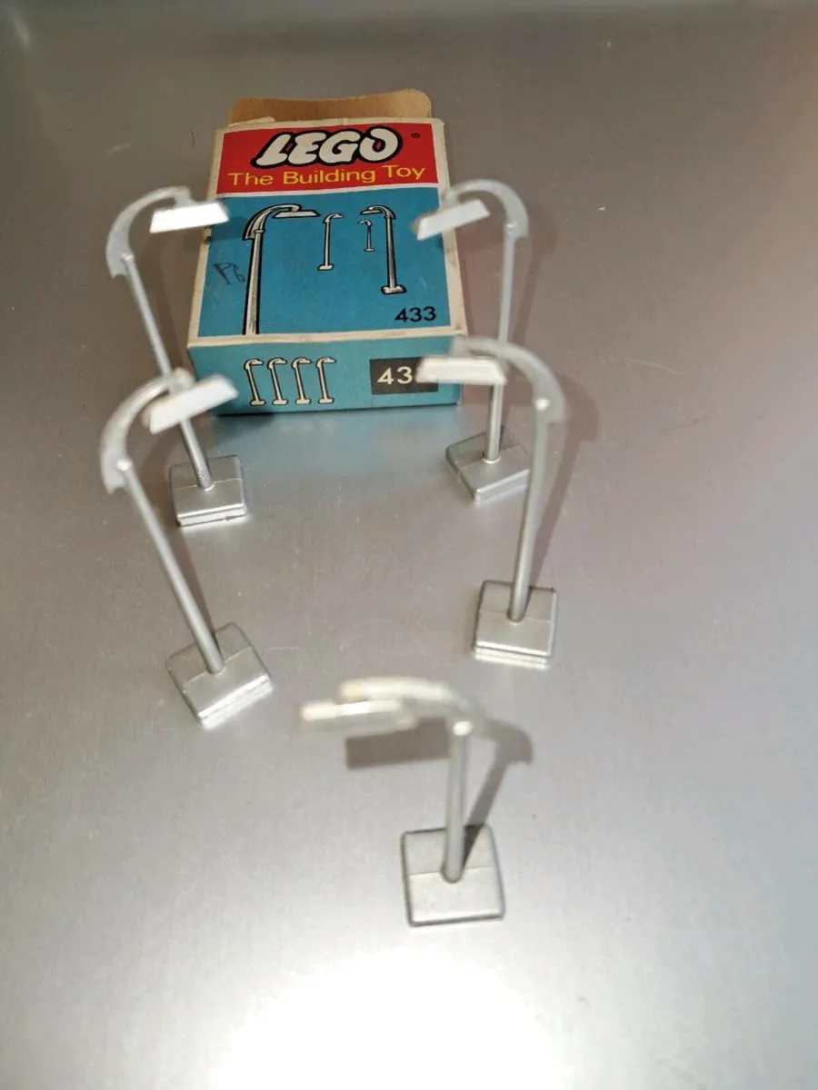 Lego Vintage 444: Six Street Lamps, Curved Tops. N - Image 2