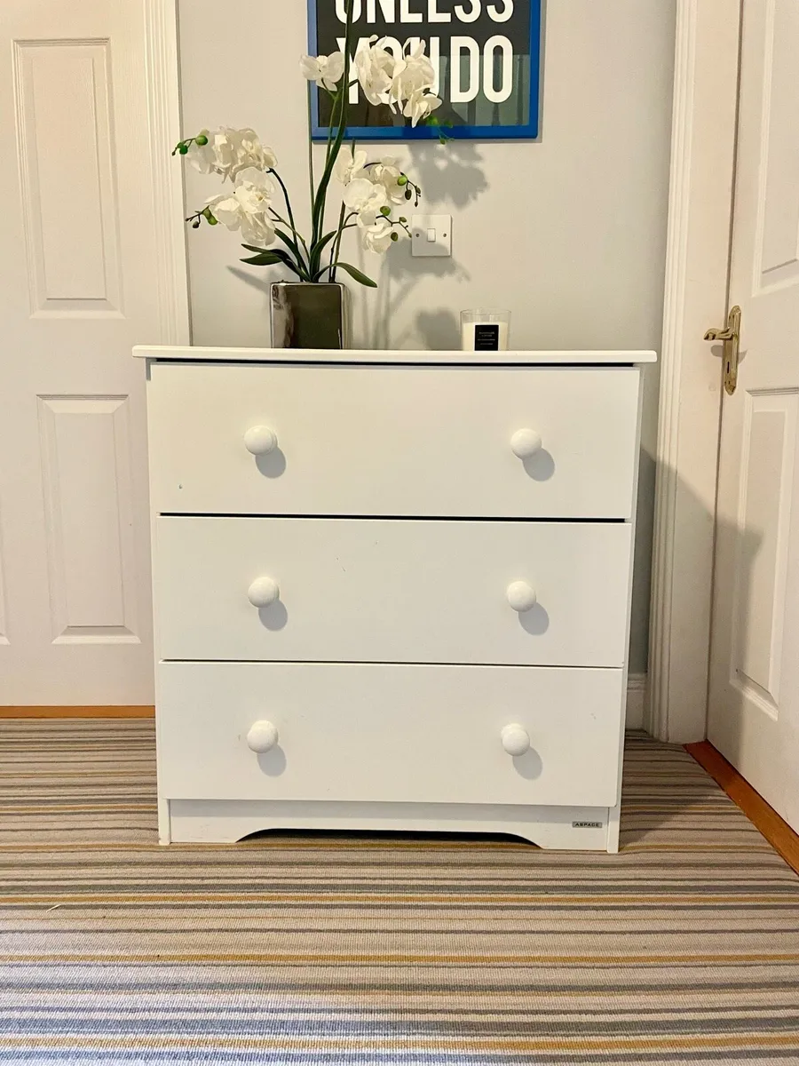 Beautiful Chest of Drawers - Image 1