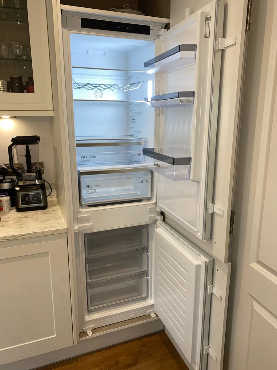Bosch Built-in Fridge Freezer KIN86VSE0G -Like New - Image 1