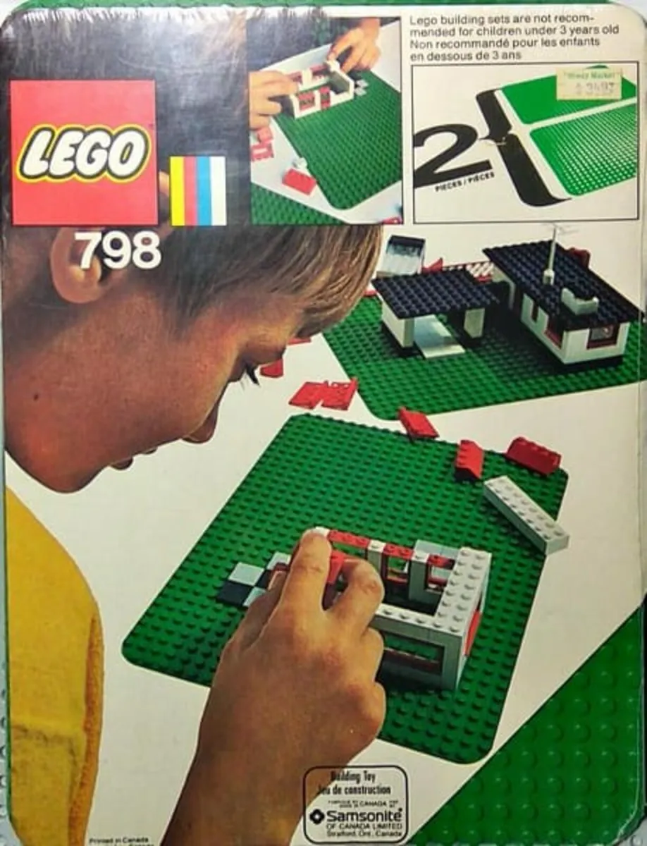 Lego Vintage 798: 2 Medium Green Baseplates c1971 - Image 3