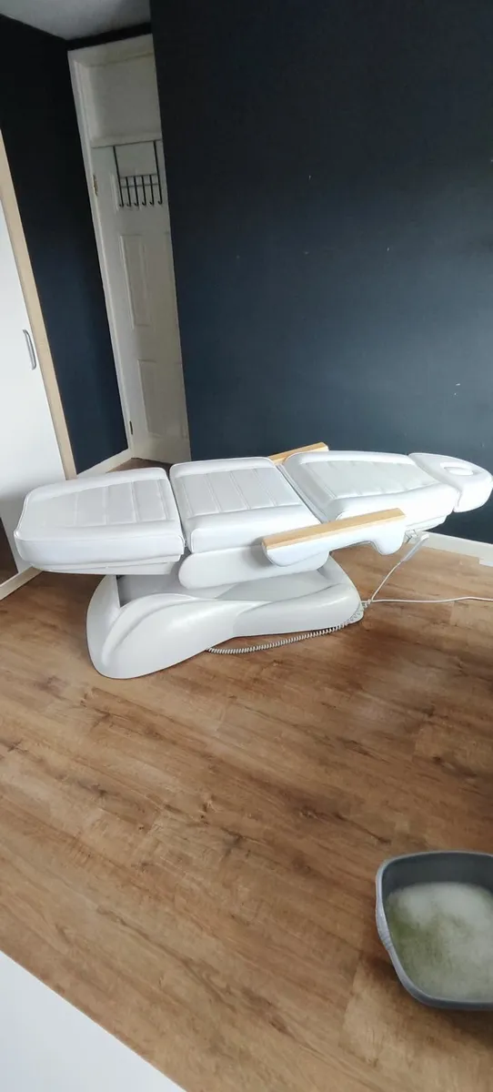 Electric Cosmetict Chair - Image 2