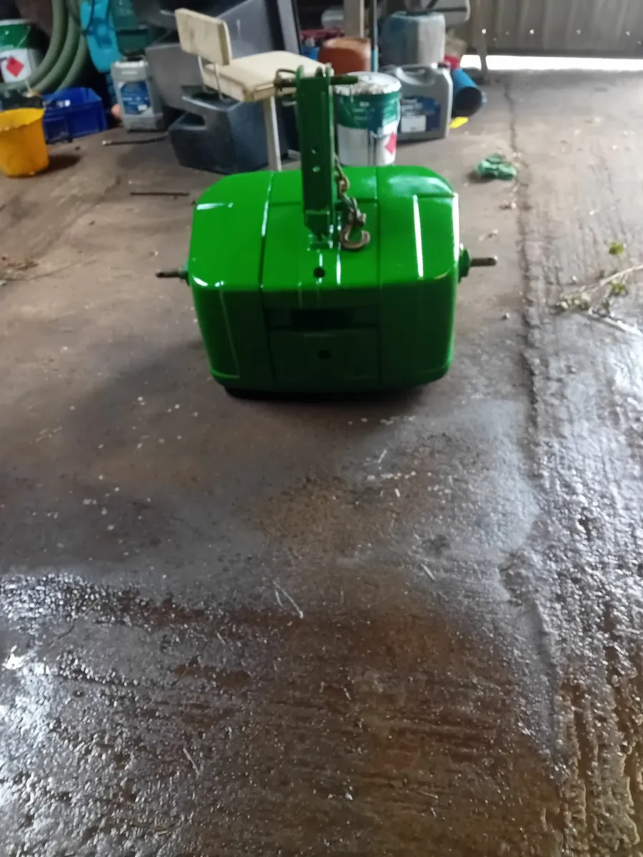 Genuine John Deere weight with stabilising bars - Image 2