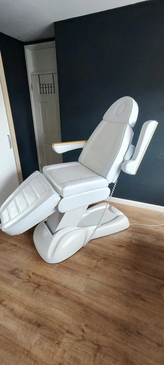 Electric Cosmetict Chair - Image 1