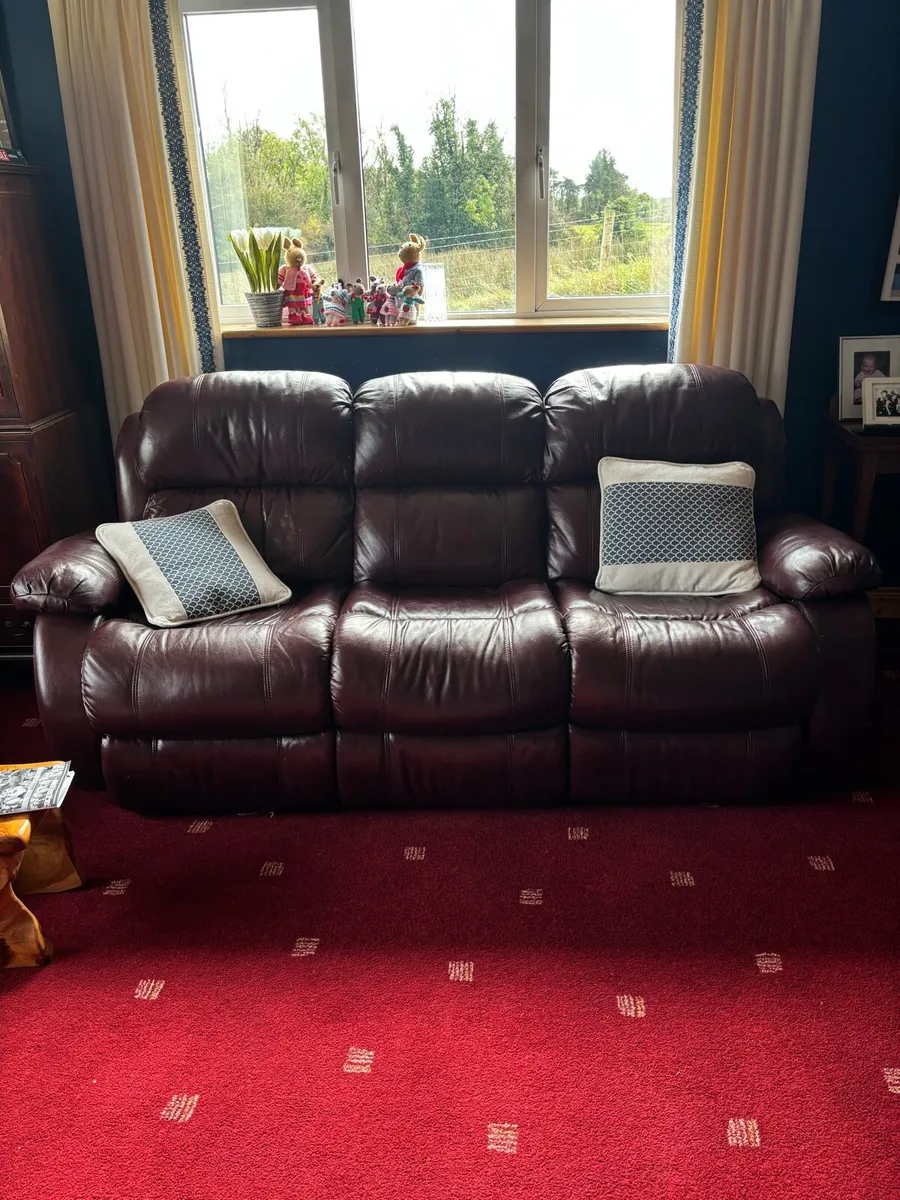 Three-two-one suite with recliners - Image 1