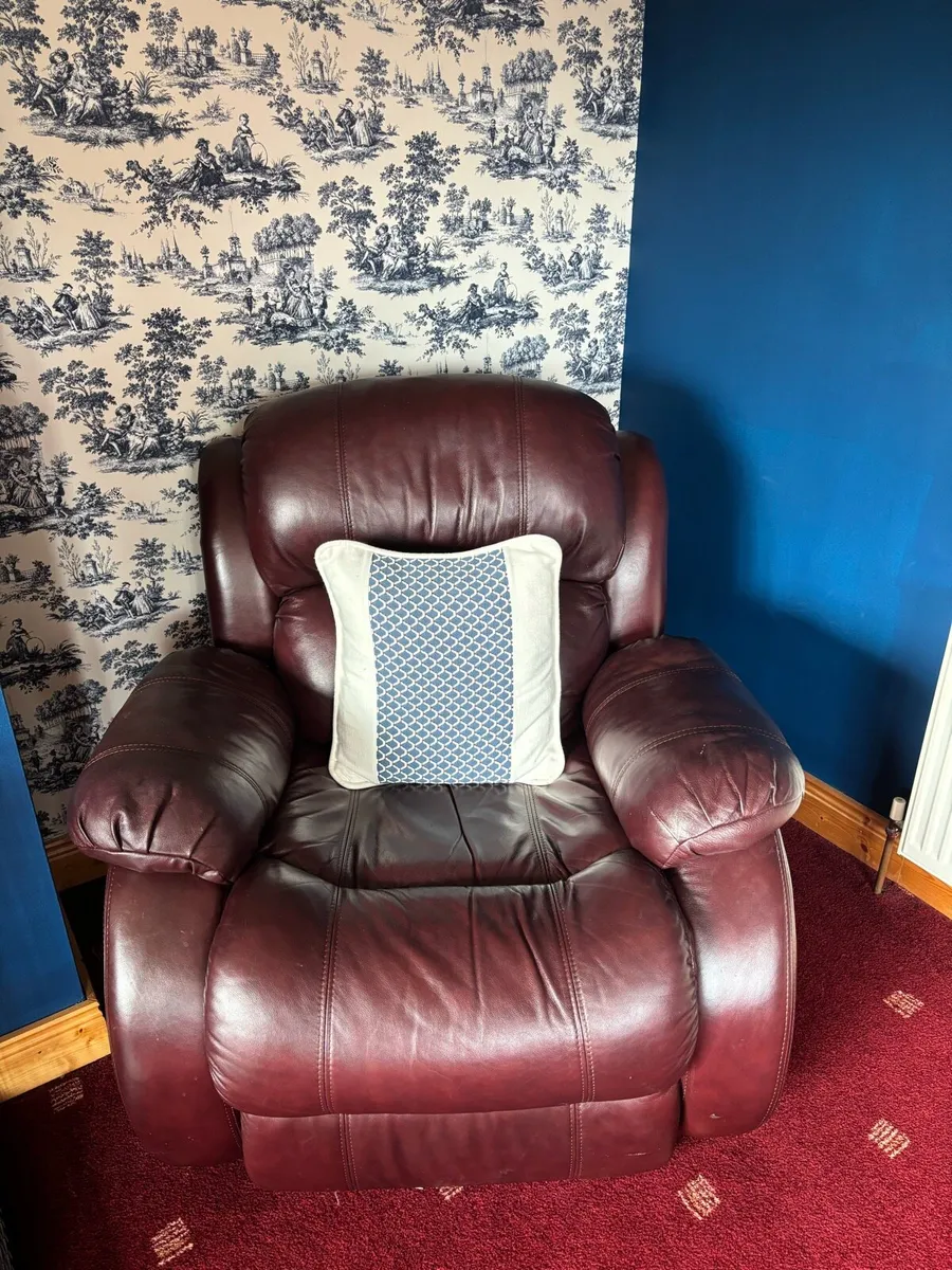 Three-two-one suite with recliners - Image 3