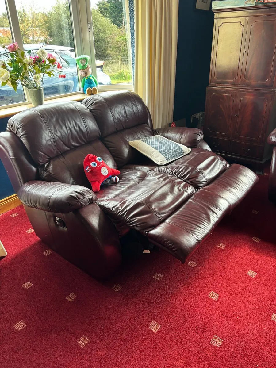 Three-two-one suite with recliners - Image 4
