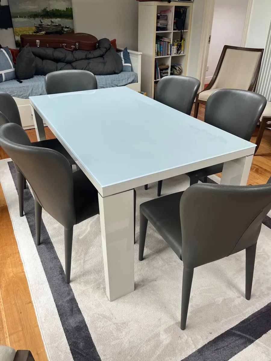 Dining/kitchen table and 6 dining chairs - Image 1