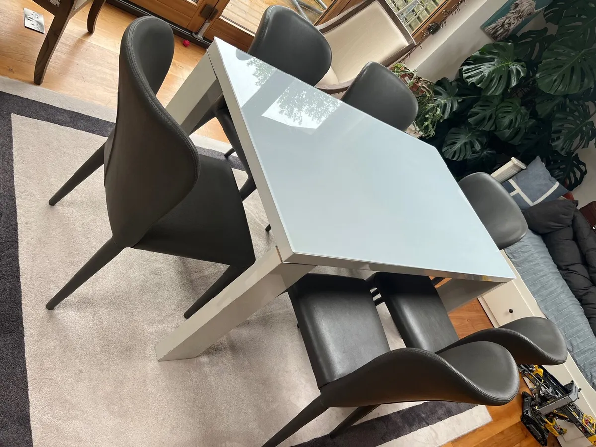 Dining/kitchen table and 6 dining chairs - Image 4