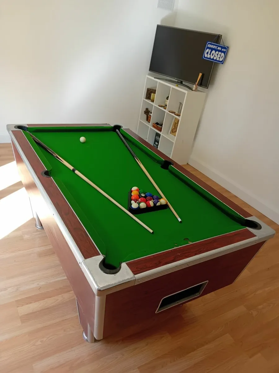 Pool table - Image 1