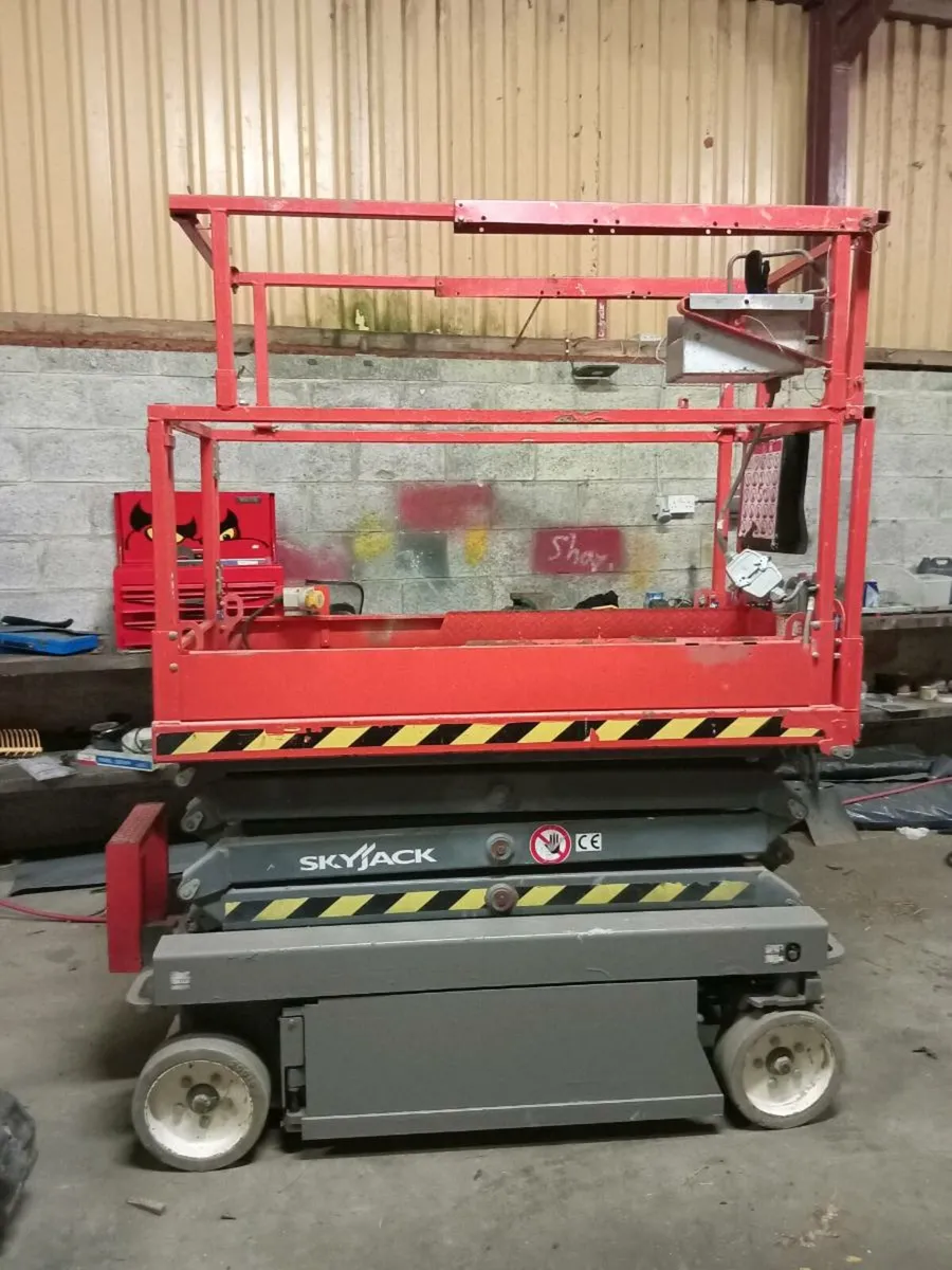 Mini Digger & Sky Lift - Image 4