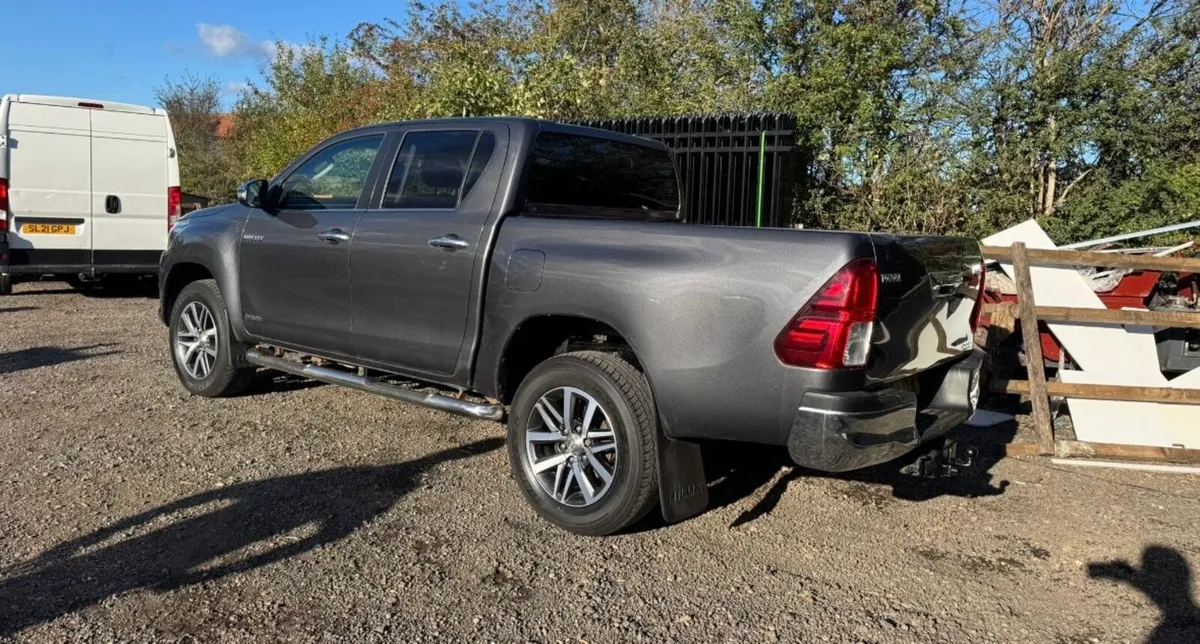 Toyota Hilux Invincible 2017 - Image 2