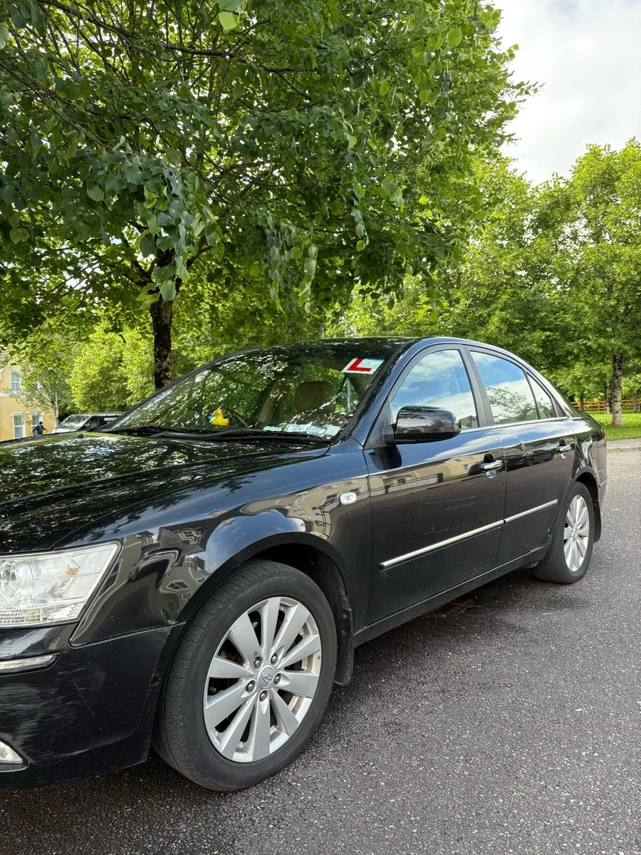 Hyundai Sonata LOW MILAGE! - Image 2