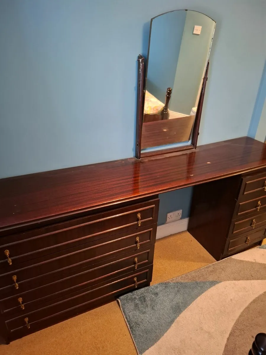 Drawers and vanity unit - Image 1