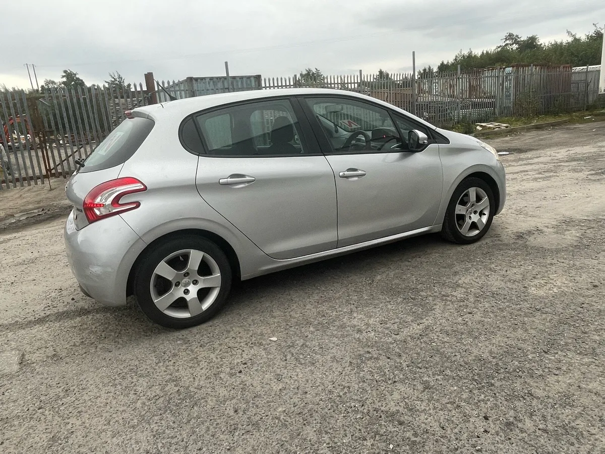 142 Peugeot 208 1.2 Petrol NCT 06,26 Tax 10,25 - Image 1