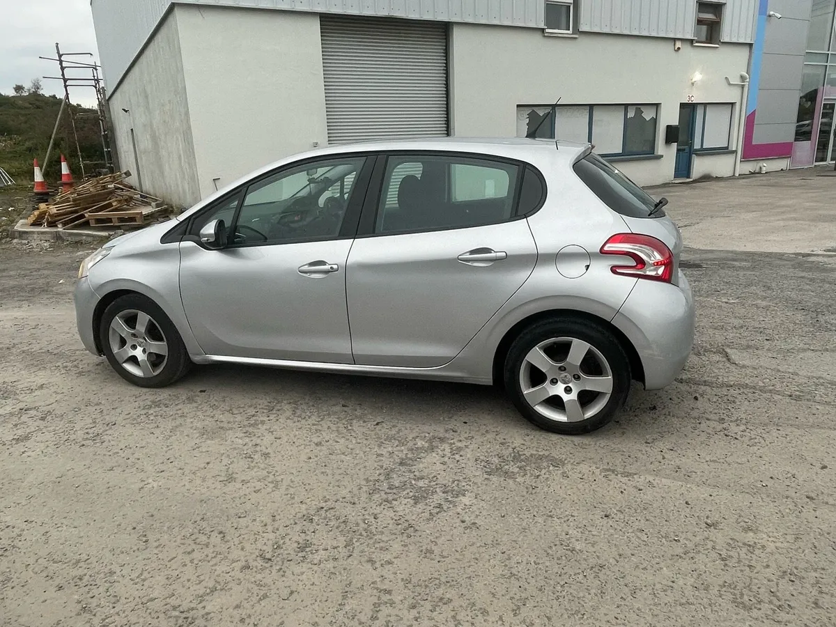 142 Peugeot 208 1.2 Petrol NCT 06,26 Tax 10,25 - Image 2