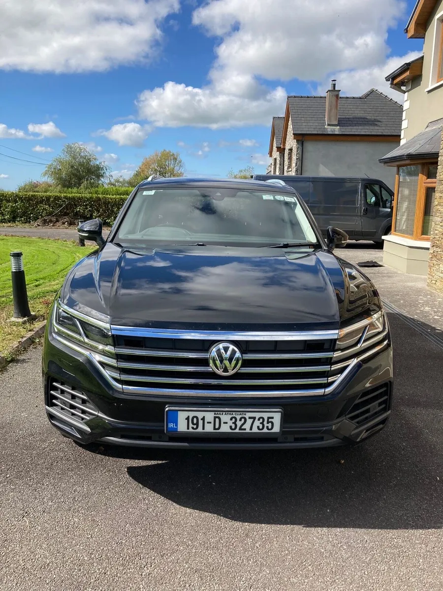 Volkswagen Touraeg 2019 Passenger - Image 3