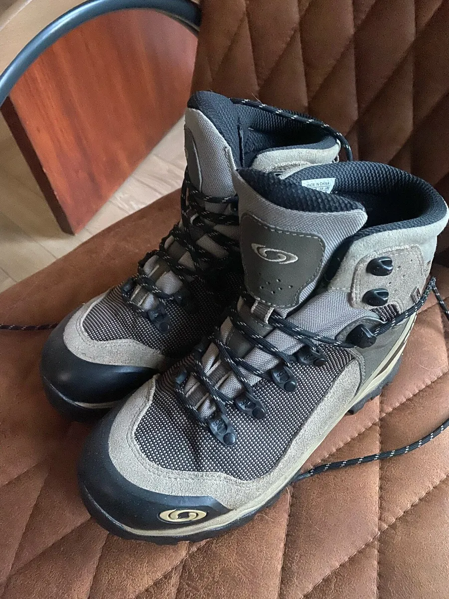 Walking boots - Image 1
