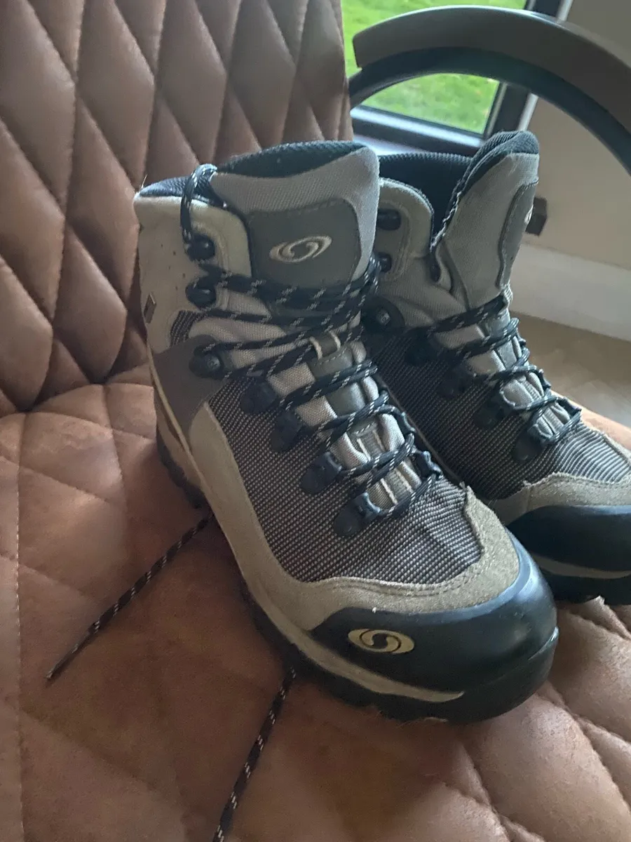 Walking boots - Image 2