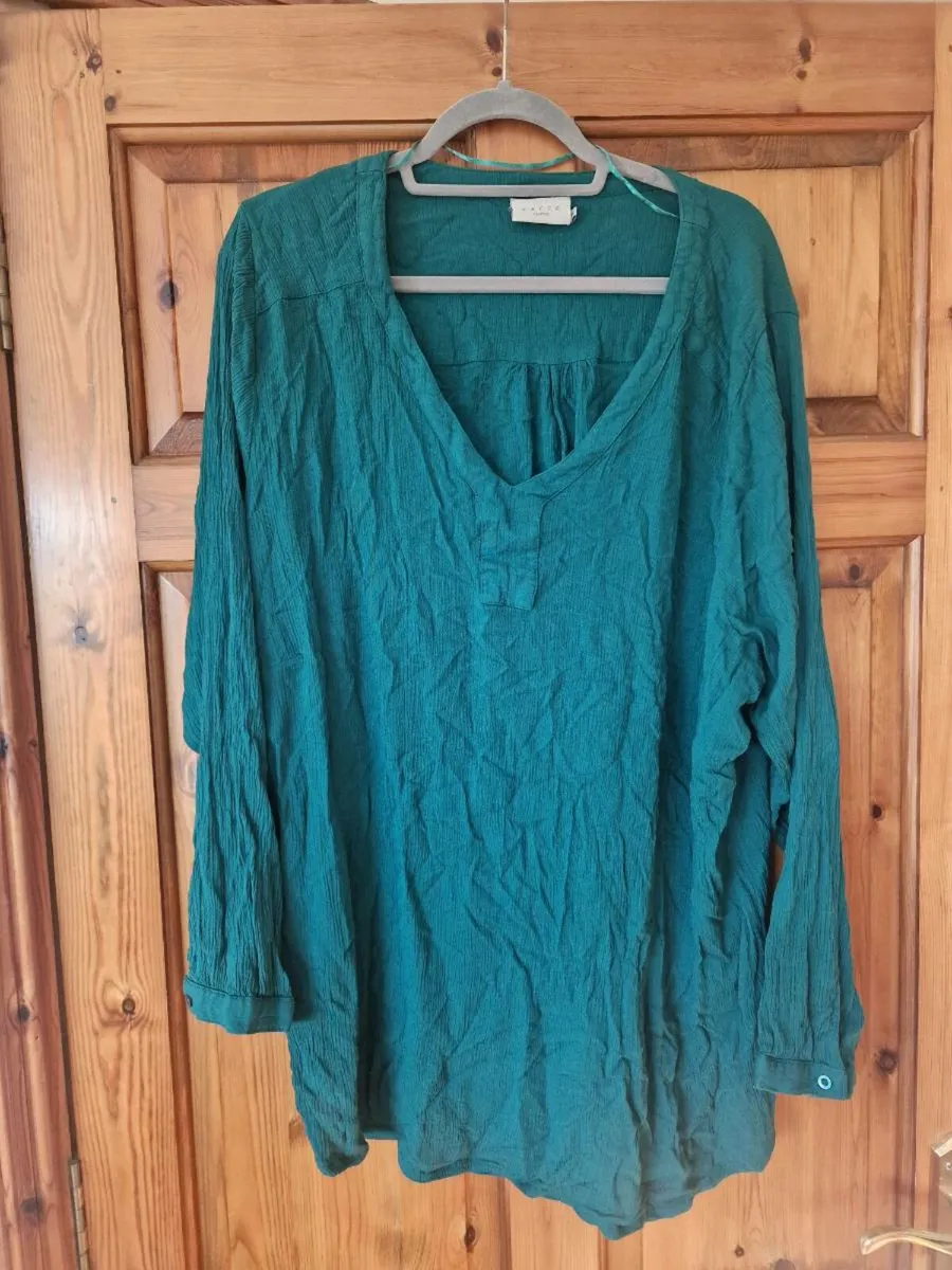 Selection of new ladies tops sz 26/28 - Image 2