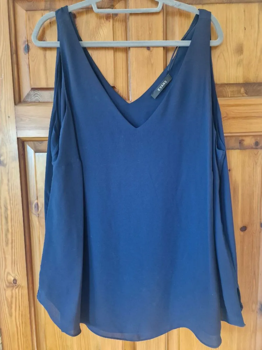 Selection of new ladies tops sz 22/24 - Image 1