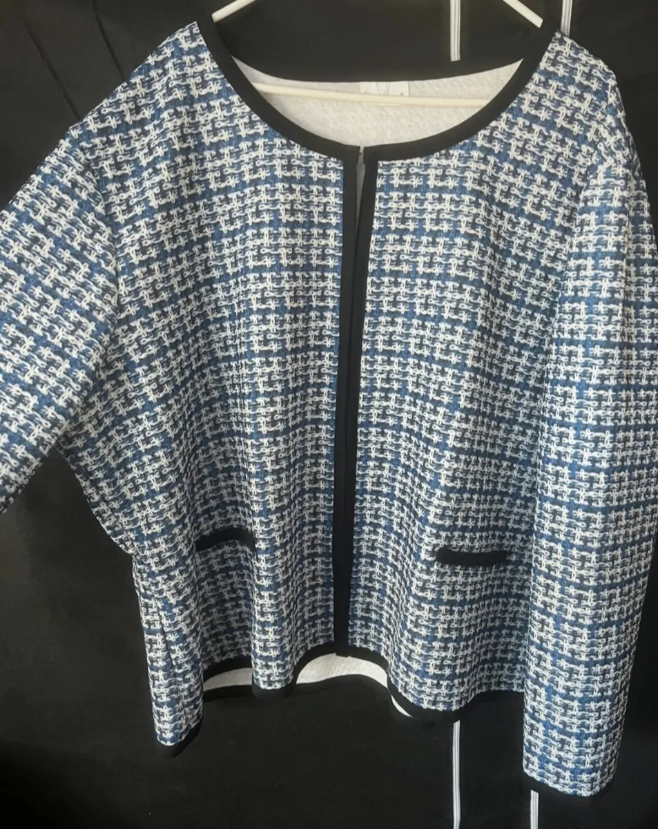New ladies short jacket sz 24/26 - Image 1
