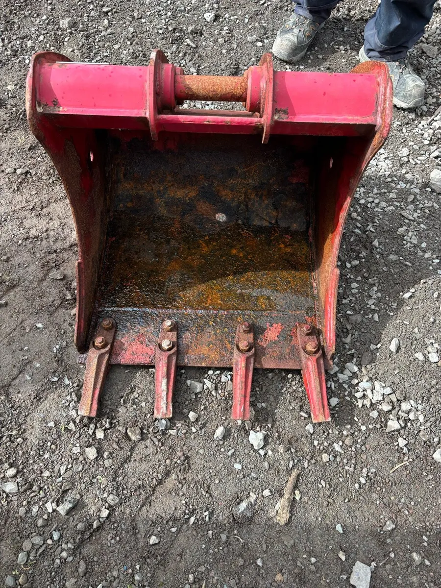 24” Digging Bucket 40Mm Pin - Image 1
