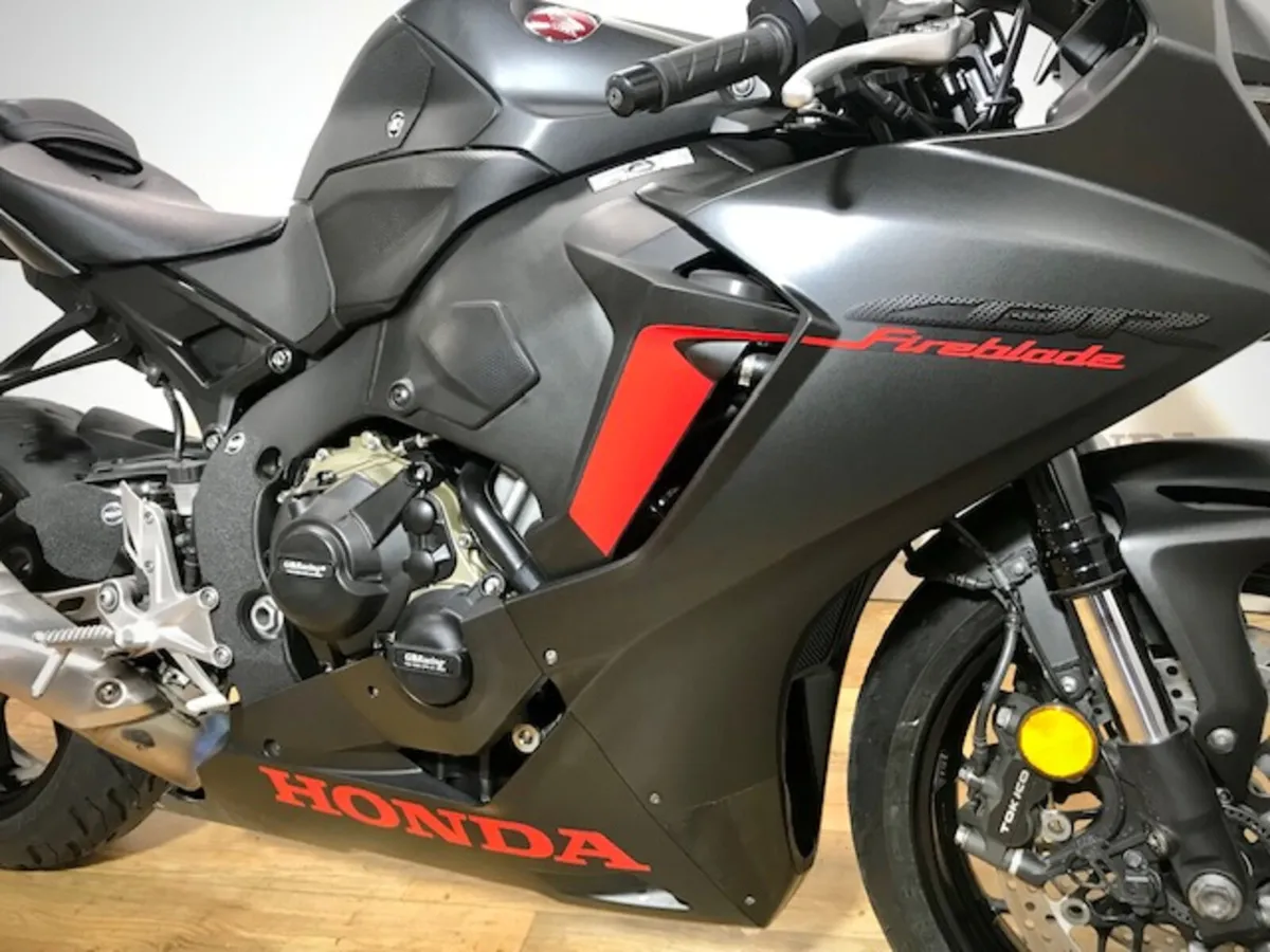 PRE-OWNED Honda CBR1000RR Fireblade Anniversary - Image 4