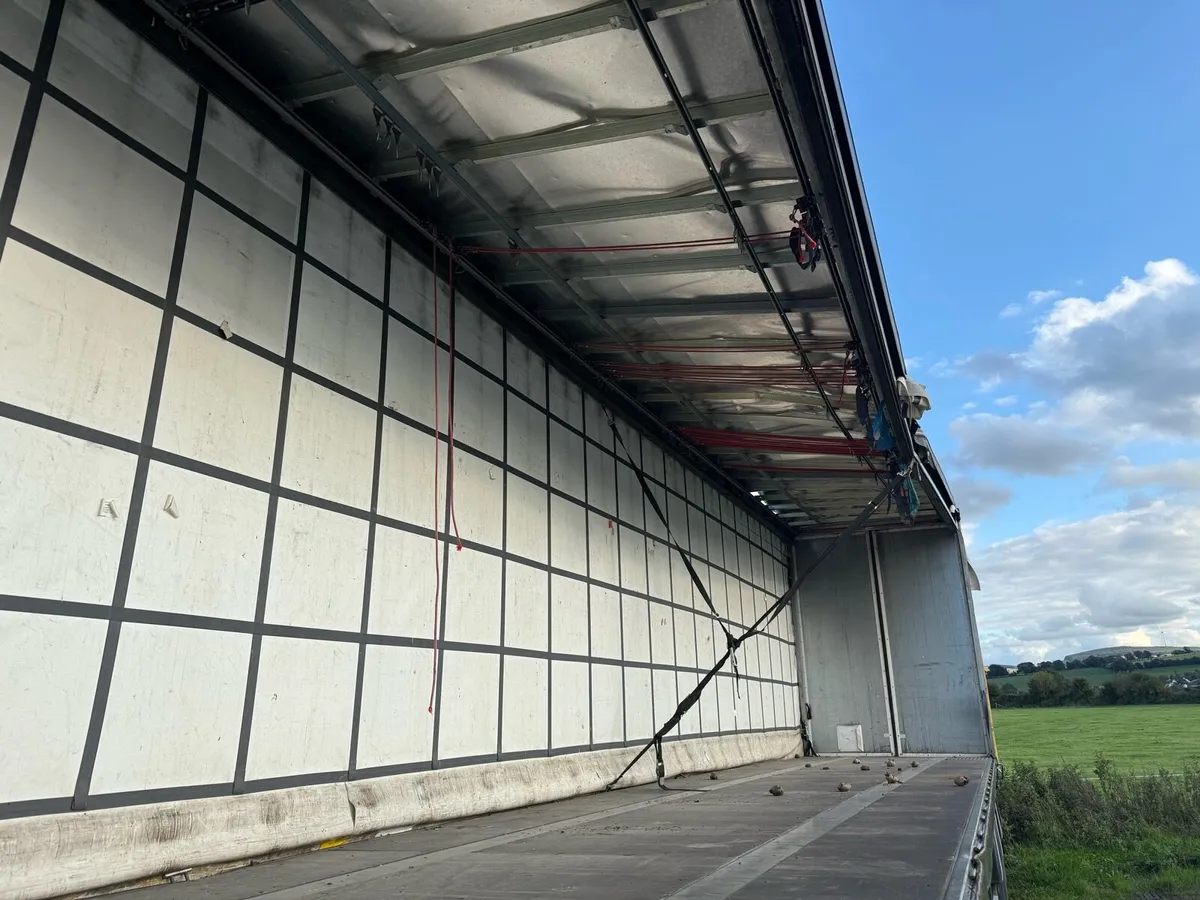 45 ft trailer   2017 damaged roof - Image 2