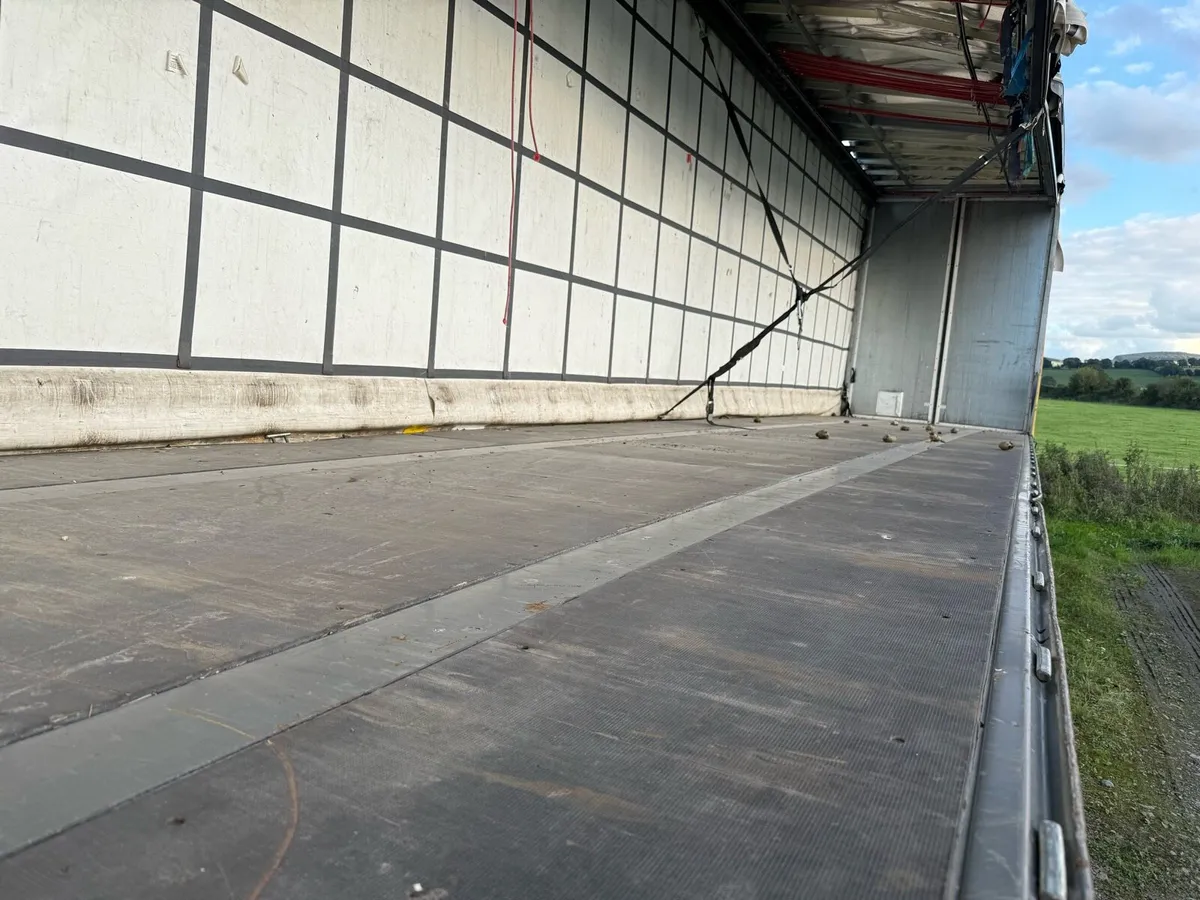 45 ft trailer   2017 damaged roof - Image 3