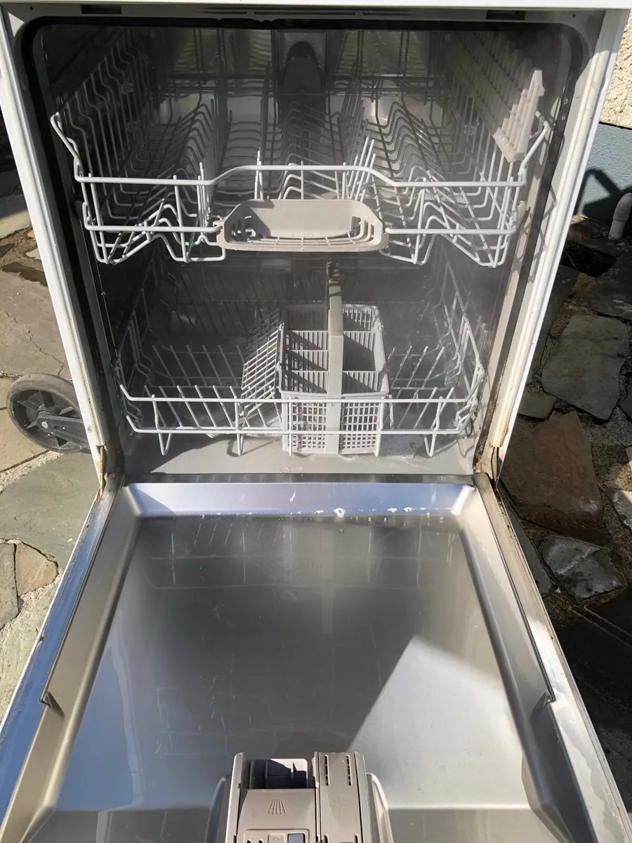 A dishwasher - Image 4