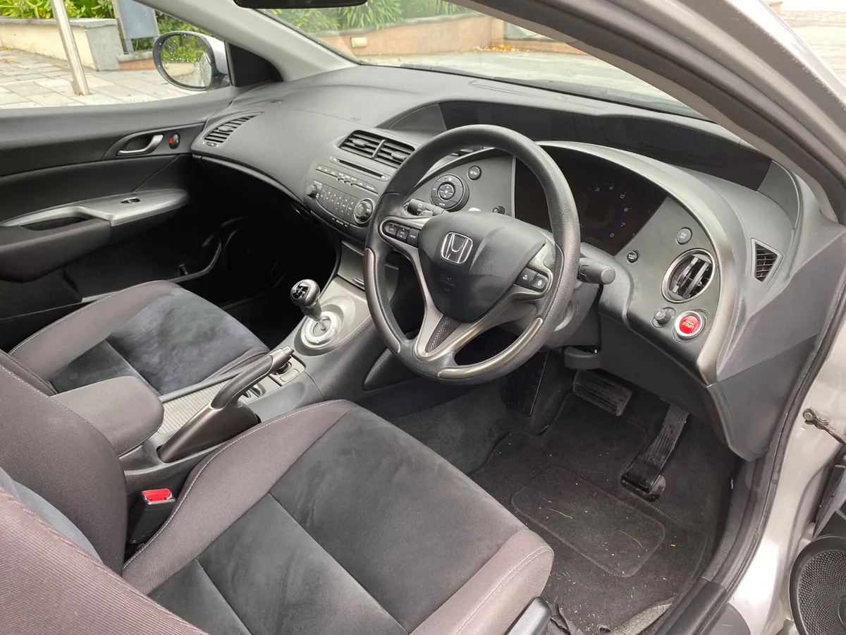 Honda Civic Auto - 27,000 kms - Image 3