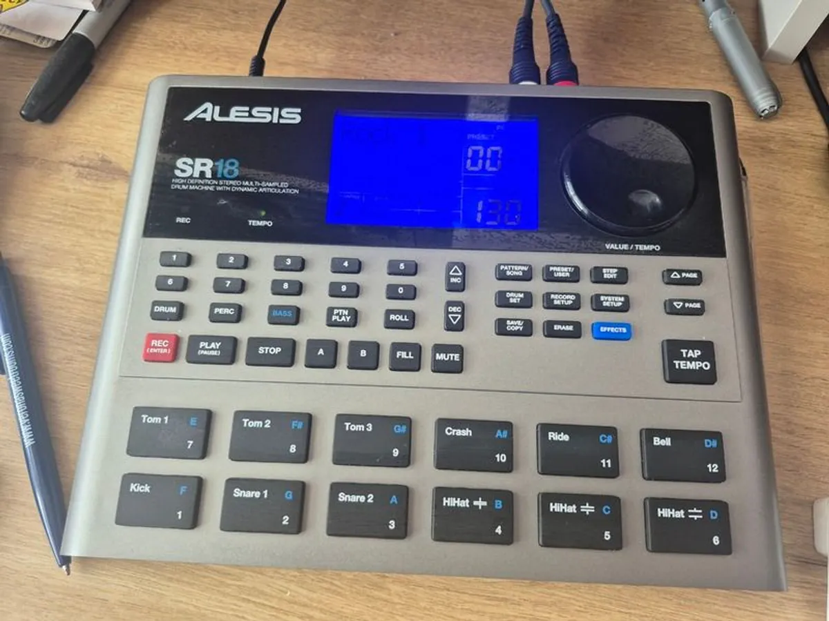 Alesis SR18 drum machine - Image 1