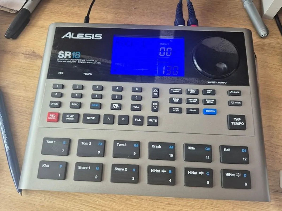 Alesis SR18 drum machine - Image 2
