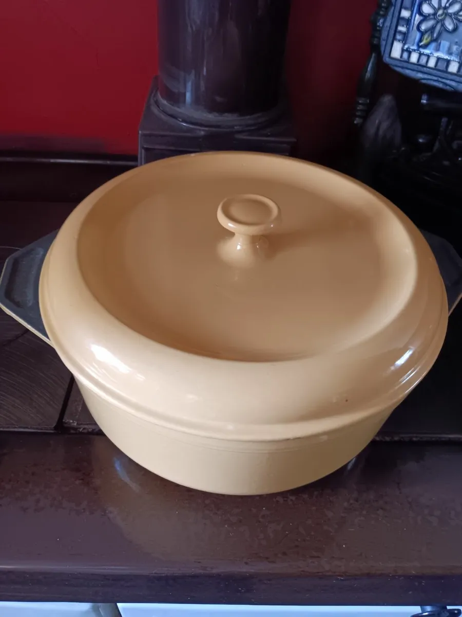 Cast iron pot - Image 1