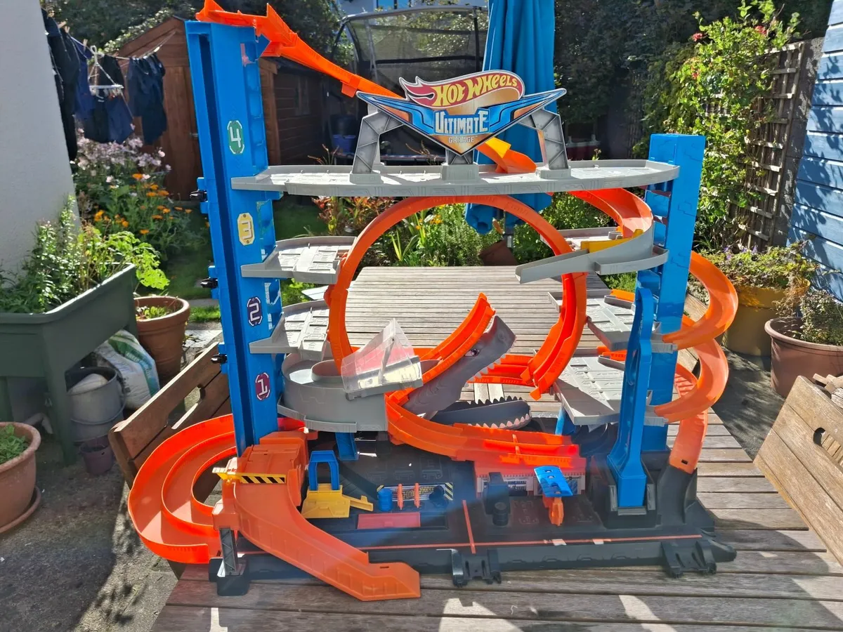 Hot wheels shark attack garage_ Criss Cross Crash - Image 1