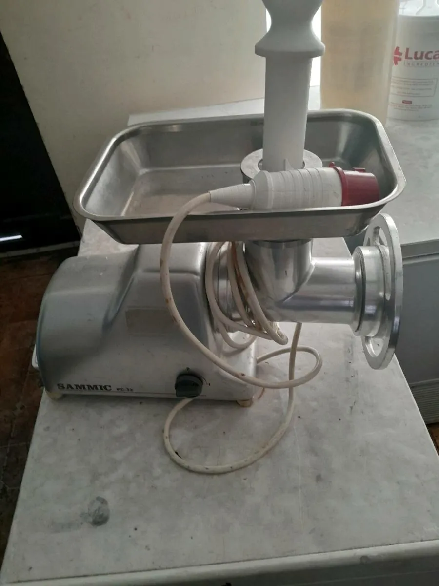 Mincer, vaccum packer and display boards - Image 1