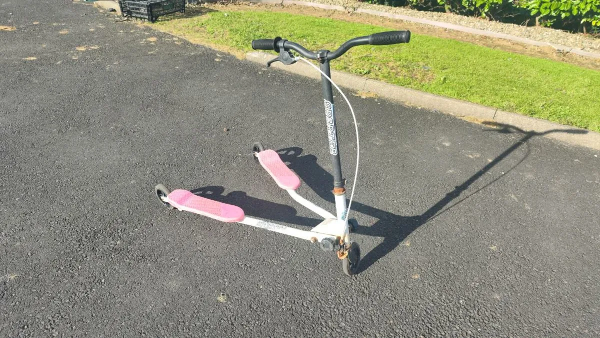 Hoverboard / Rollerblades / Scooter / Skateboards - Image 3