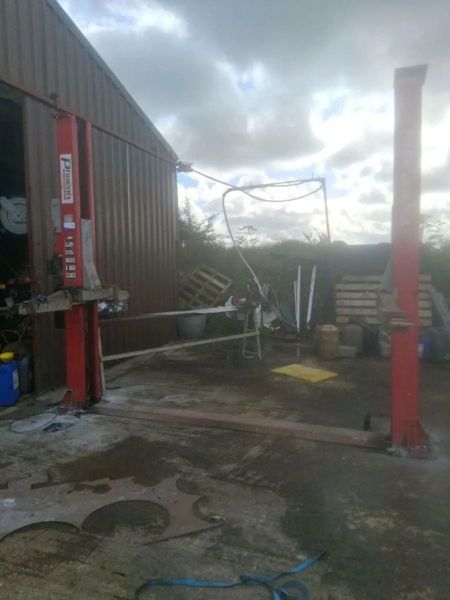 Phoenix 2 post car lift - Image 1