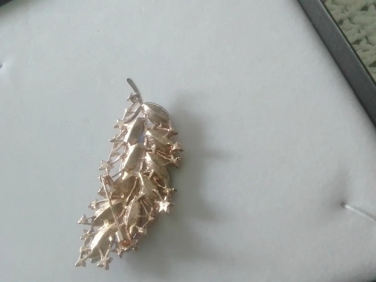 VINTAGE DIAMANTE AUTUMN LEAF BROOCH - Image 2