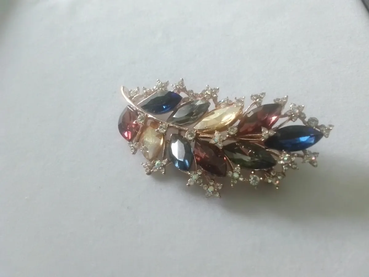 VINTAGE DIAMANTE AUTUMN LEAF BROOCH - Image 3