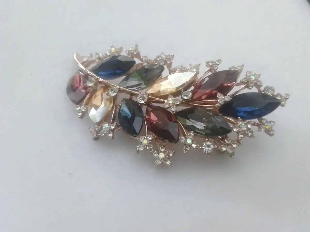 VINTAGE DIAMANTE AUTUMN LEAF BROOCH - Image 1