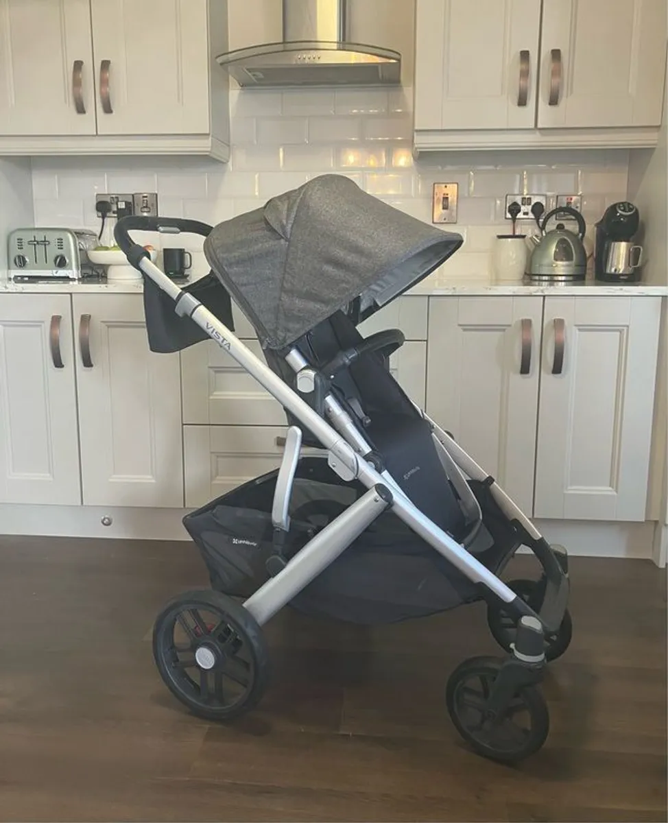 Uppababy Vista v2 & Footmuff - Image 1