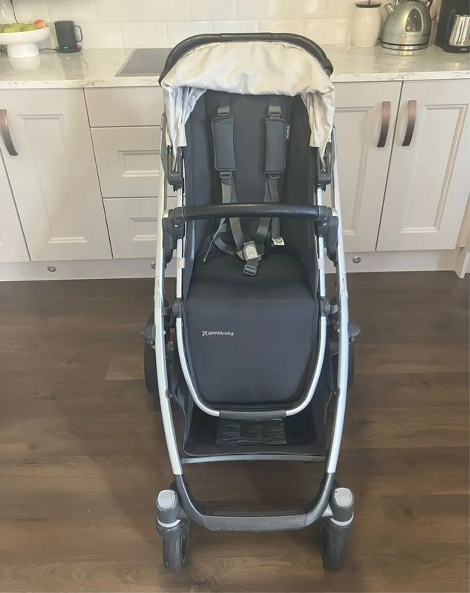 Uppababy Vista v2 & Footmuff - Image 3