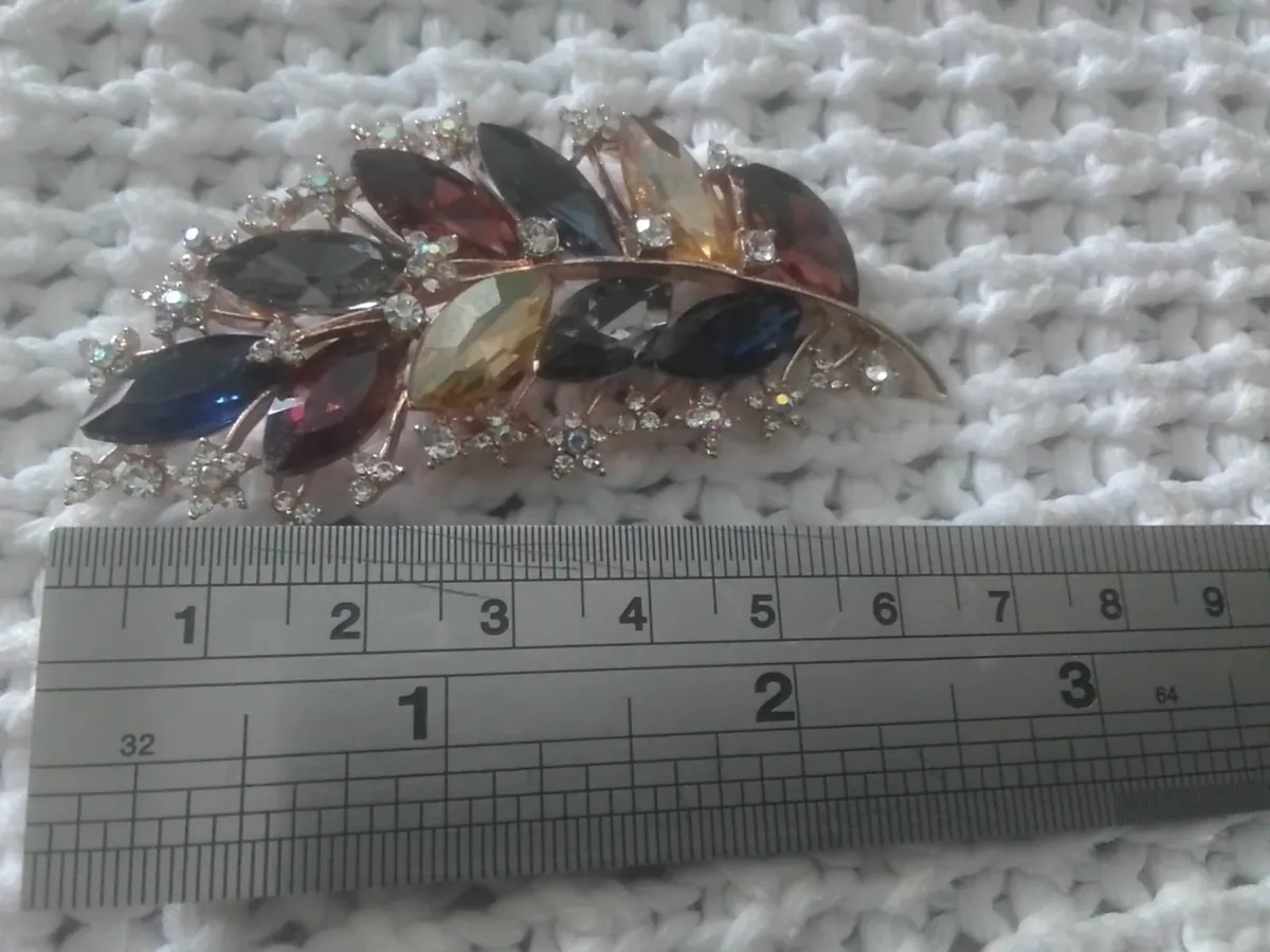 VINTAGE DIAMANTE AUTUMN LEAF BROOCH - Image 4