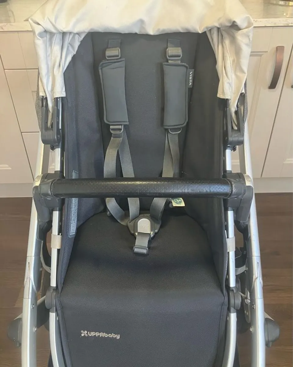 Uppababy Vista v2 & Footmuff - Image 4