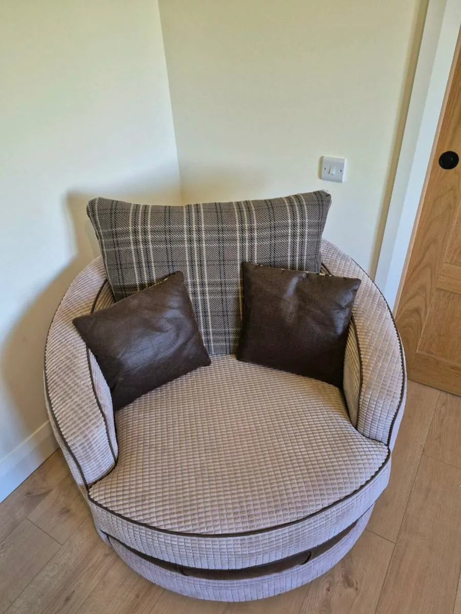 Swivel Armchair - Image 2