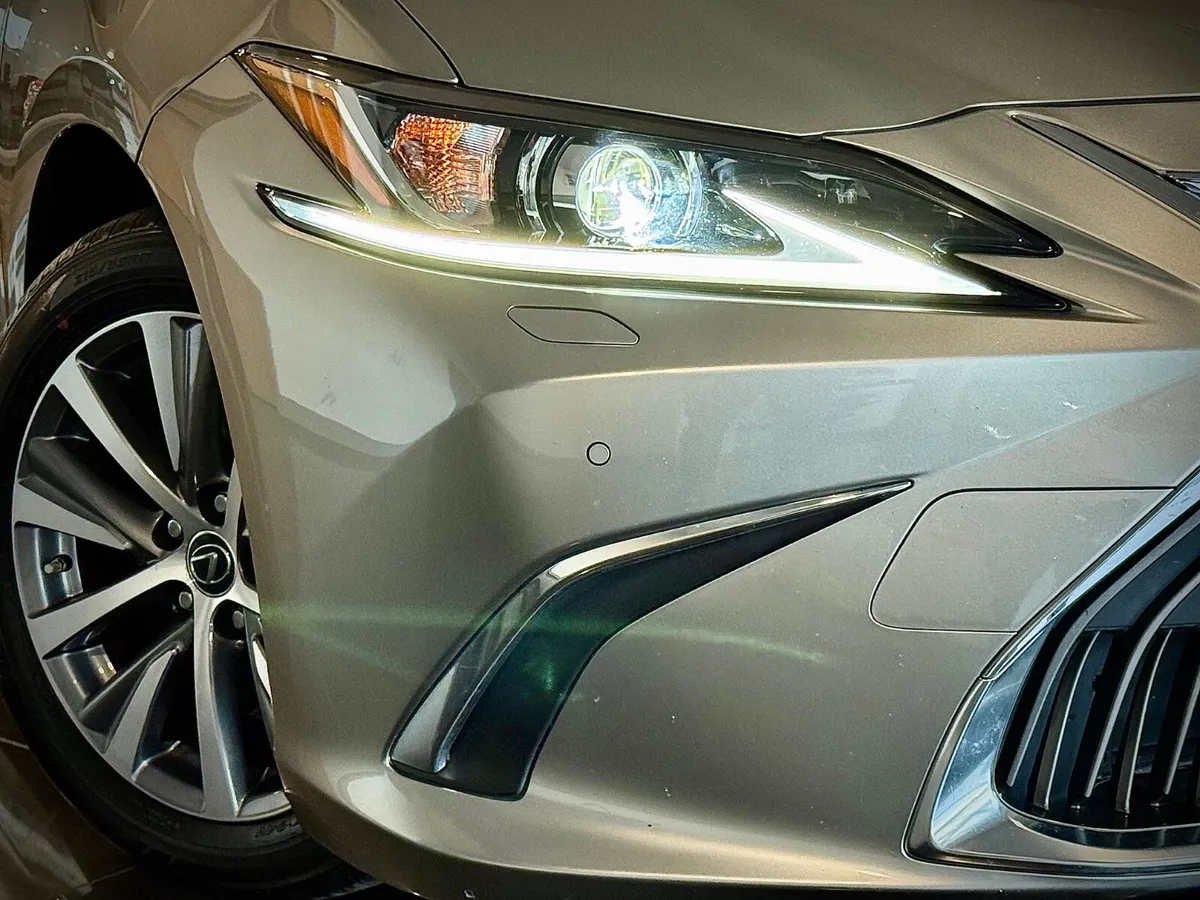 Lexus ES 300h - Video Tour - Full History - Image 3